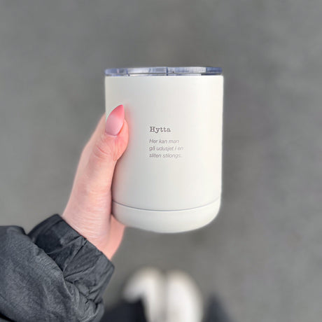 Bærekraftig termokopp med dobbelt vegg for god varmeisolasjon.