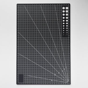 Skjærematte i A3 med rutenett og vinkelguider, perfekt for presisjonsarbeid og DIY-prosjekter.