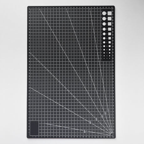 Skjærematte i A3 med rutenett og vinkelguider, perfekt for presisjonsarbeid og DIY-prosjekter.