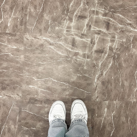 Selvklebende Havana fliser i brun marmor brukt som gulvflis – enkel montering uten fug og lim.