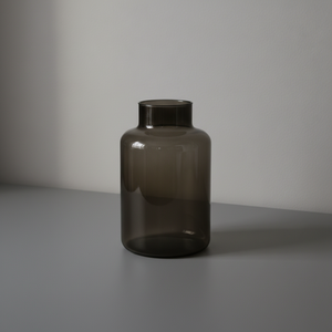 Vase i grått resirkulert glass 14 x 25 cm – enkel og elegant dekorvase fra Lindas Dekor.