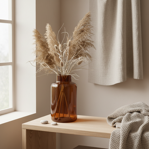 Amberfarget dekorvase i resirkulert glass med pampasgress, plassert i vinduskarm – varm og moderne interiørstil fra Lindas Dekor.