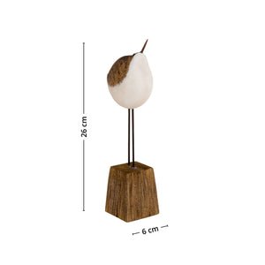 Stående fugl i naturmaterialer, med enkel og moderne design.