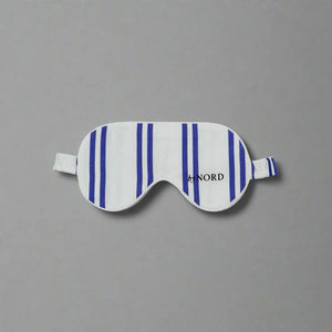 Sovemaske med blå striper og elastisk bånd for god passform