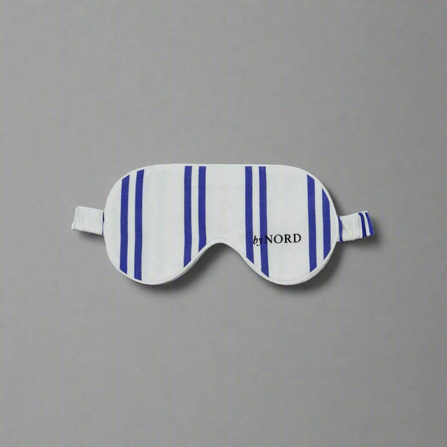 Sovemaske med blå striper og elastisk bånd for god passform