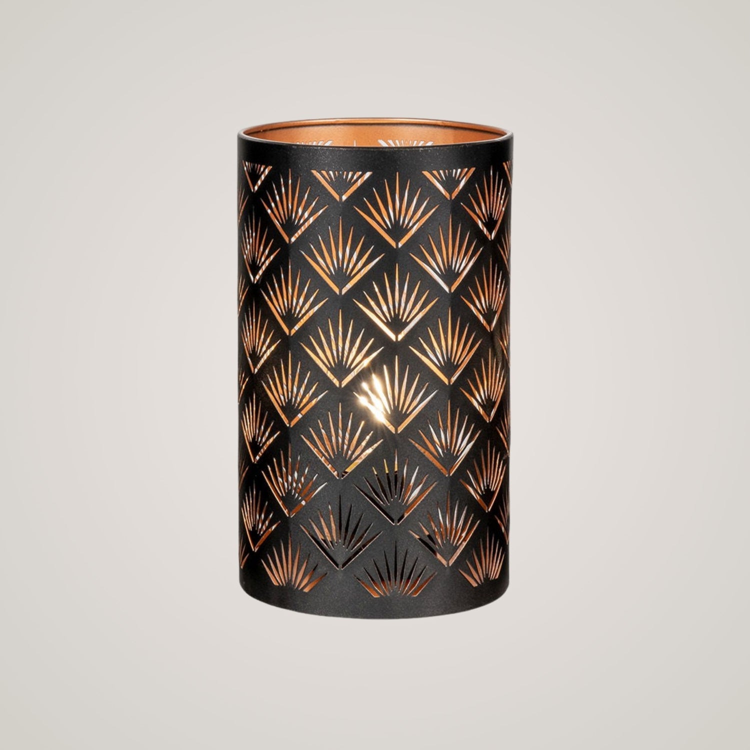 House Nordic Nata LED lyslykt palme tilfører rommet en sommerlig og lun stemning. 