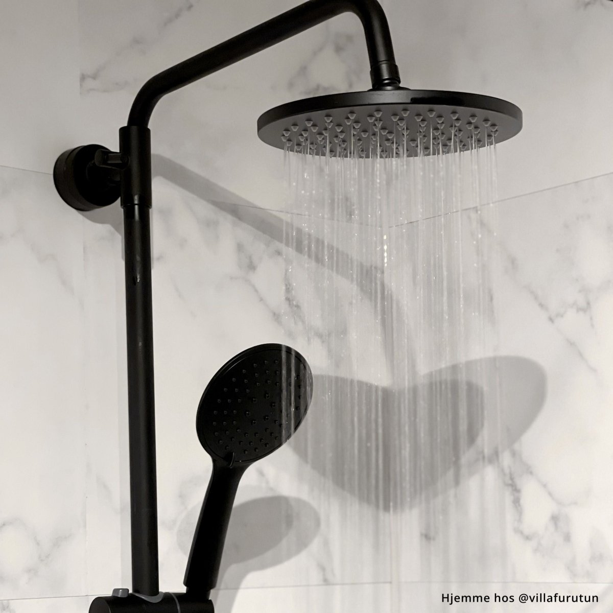 Athena selvklebende fliser med design i hvit marmor og grå marmorering.