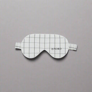 Sovemaske med ruter og elastisk stropp.