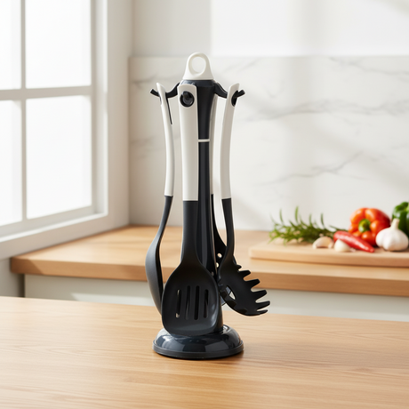 Stå med köksredskap