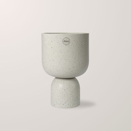 DBKD Potte Sort Stor med rund form og forhøyet fot i minimalistisk skandinavisk design.