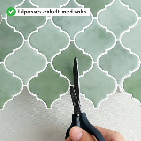 Selvklebende veggflis med grønntoner som gir dybde og tekstur til flaten.