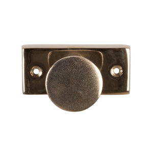 Knagg i metall på lyst baderom