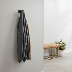 Veggknagg i sort brukt til håndkleoppheng