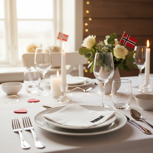 Nærbilde av hvit HURRA-serviett i festdekorasjon