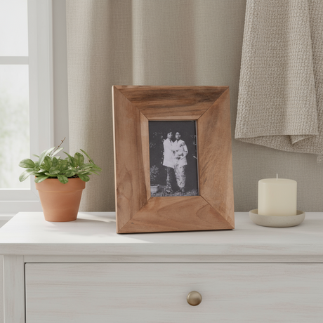 Naturlig treramme stående på kommode