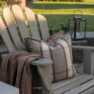 Kvadratisk grå ullpute på sofa fra Halvor Bakke