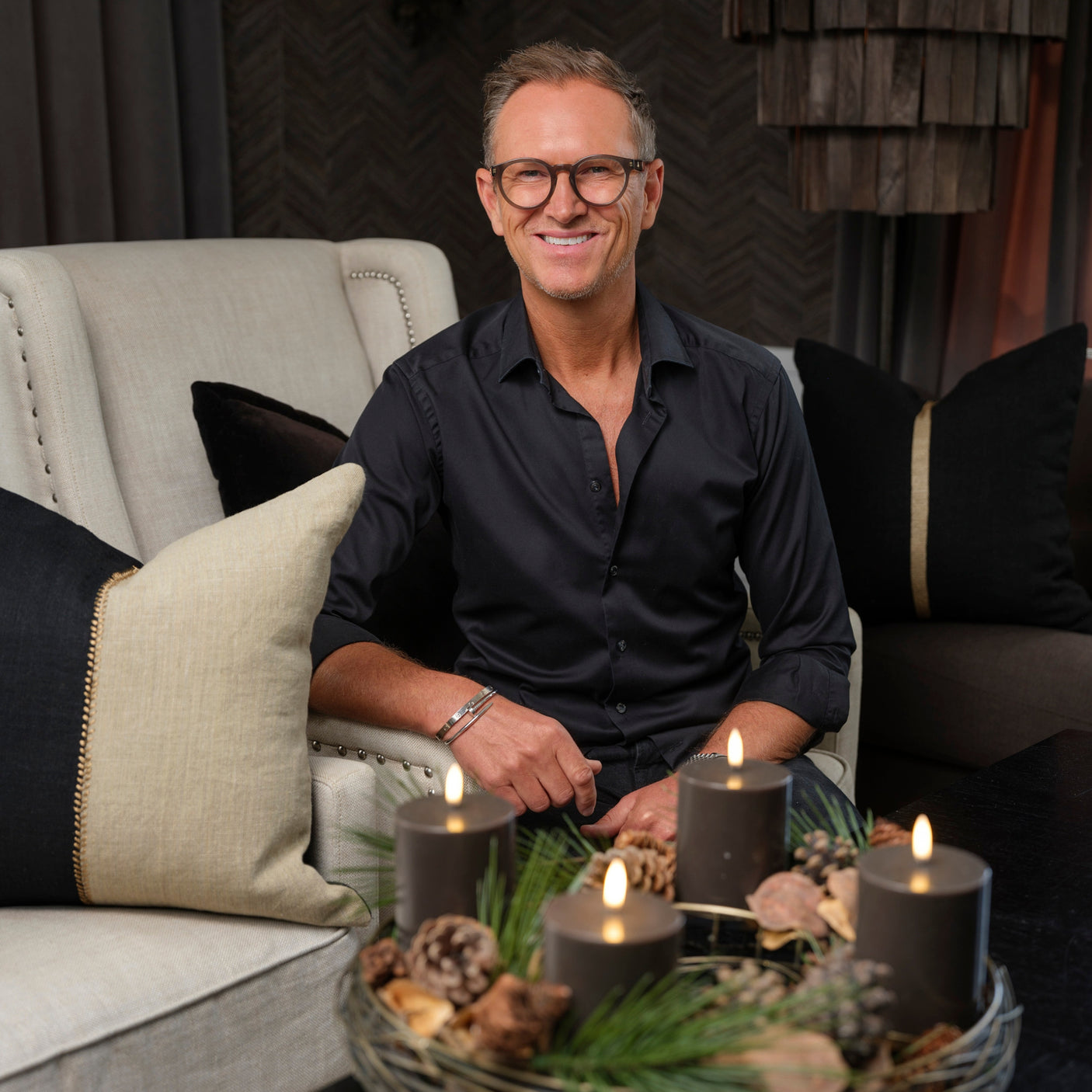 Beige og sort putetrekk fra Halvor Bakke