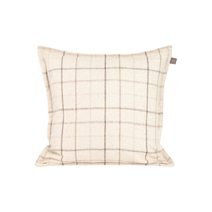 Ullpute i lys fargetone med smale brune striper