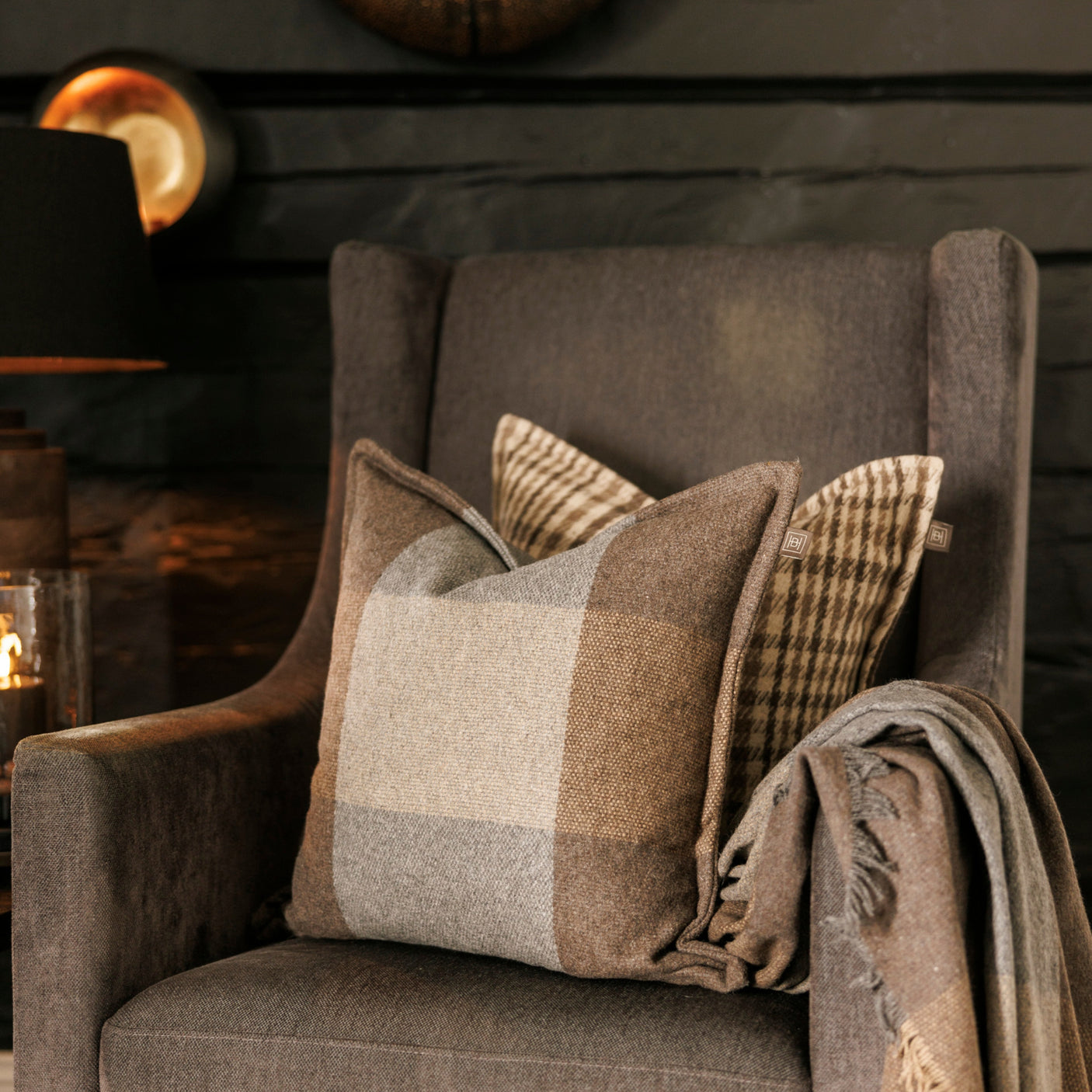 Ullpute i beige og grå ruter fra Halvor Bakke