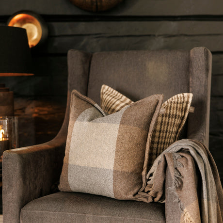 Ullpute i beige og grå ruter fra Halvor Bakke