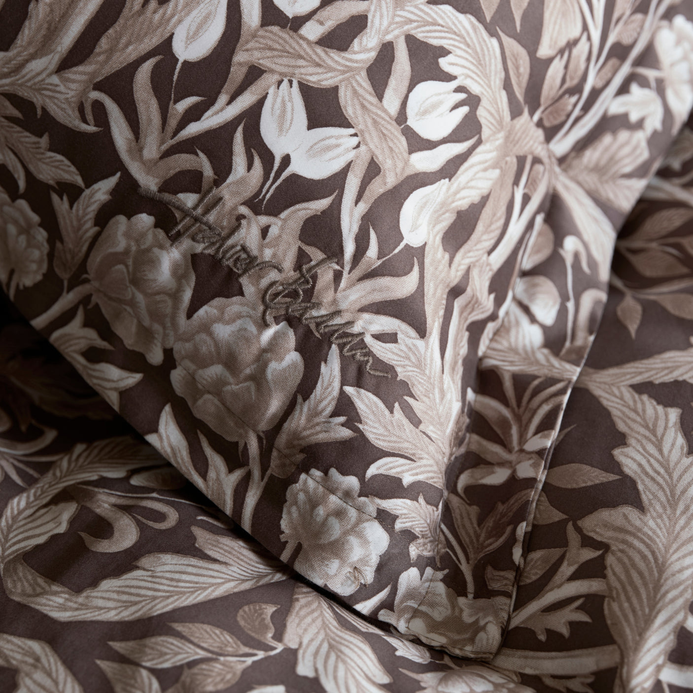 Hazendal sengesett 140x220 med elegant blomstermønster i muldvarp fra Halvor Bakke