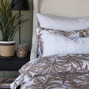 Beige sengesett med grafisk palmemønster 140×200 cm