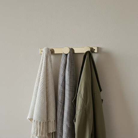 Knaggrekke i sølvfarget metall med tre knagger