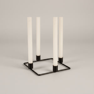 sort metall adventslysestake med fire lys