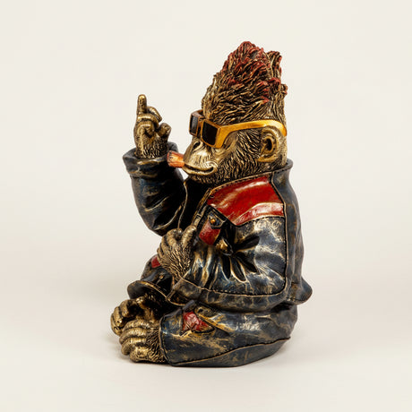 Rocka apefigur i skinnjakke brukt som interiørdekor