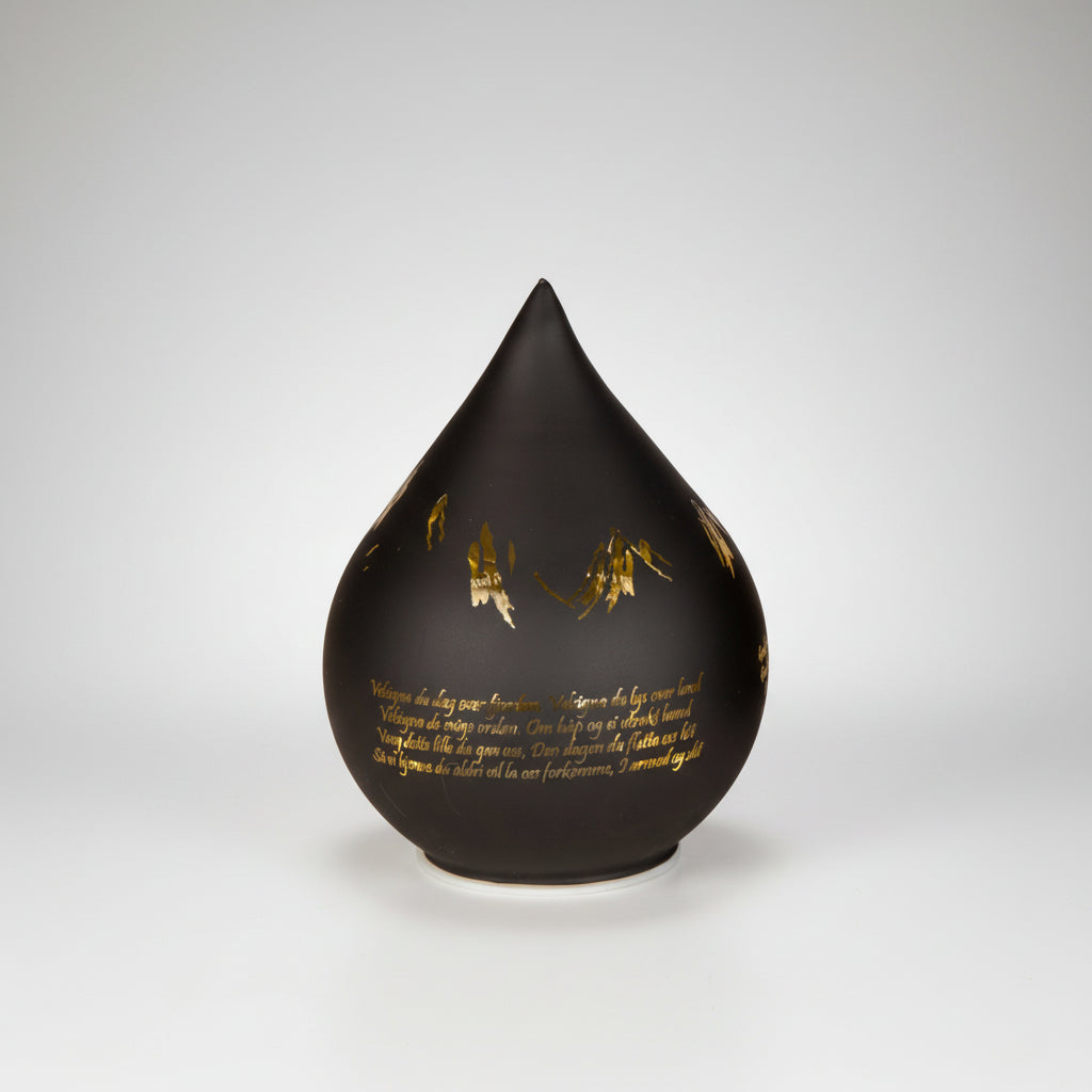 Sort dråpeformet LED lyslykt med nordnorsk salme av Vidar Vedbjørn Hoff