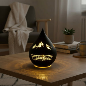 LED lyslykt med utskåret motiv og nordnorsk salmetekst belyst