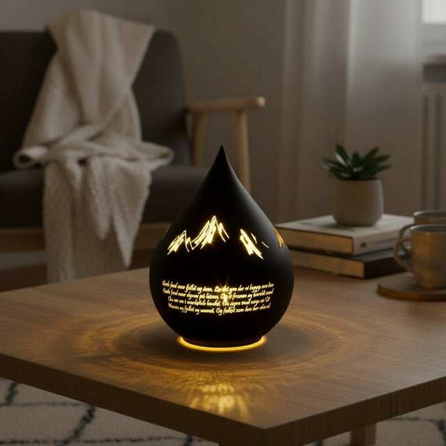 LED lyslykt med utskåret motiv og nordnorsk salmetekst belyst