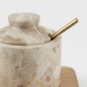 Detaljbilde av kryddersett marmor beige, naturlige mønstre i ekte stein