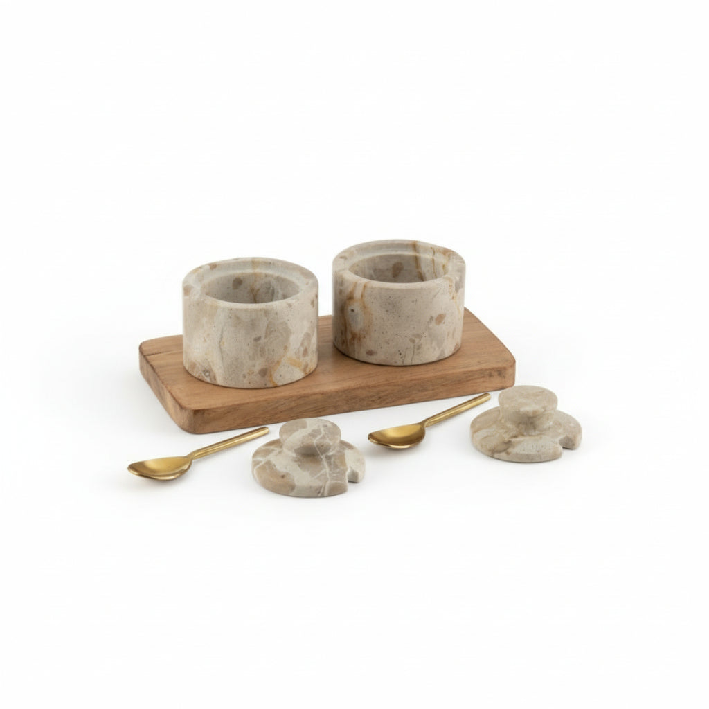 Krydderbeholdere i naturlig beige marmor, elegant kjøkkentilbehør