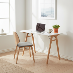 Kvadratisk bilde av lett og moderne skrivebord med naturdetaljer