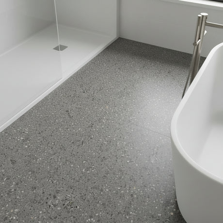 Lisboa mørkegrå selvklebende veggfliser - moderne steinimitasjon med varm grå farge og naturlig tekstur