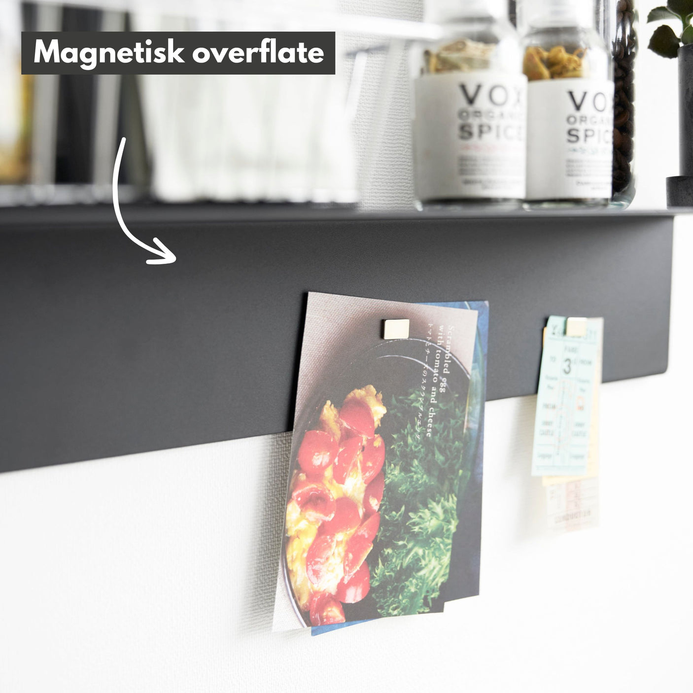 Praktisk hylle for krydder, dekor og viktige huskelapper.