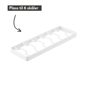 Praktisk hvitt stativ for oppbevaring av serveringsboller og salatskåler i kjøkkenskap.