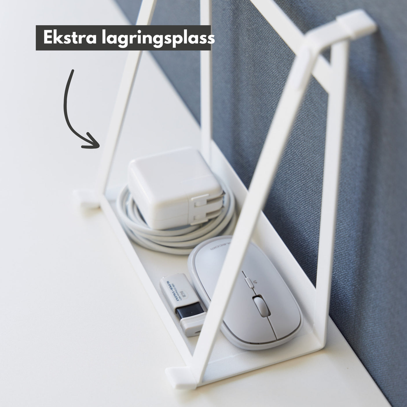 Hvit sammenleggbar laptopholder på skrivebord med datamaskin.