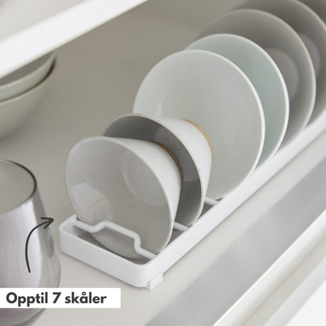 Kompakt hvitt stativ til skåler og kopper – praktisk oppbevaring i kjøkkenskap.