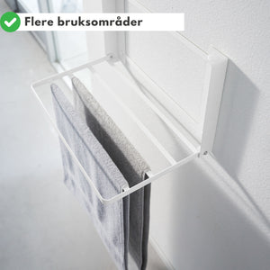 Luftig bad med hvit sammenleggbar oppbevaringshylle.