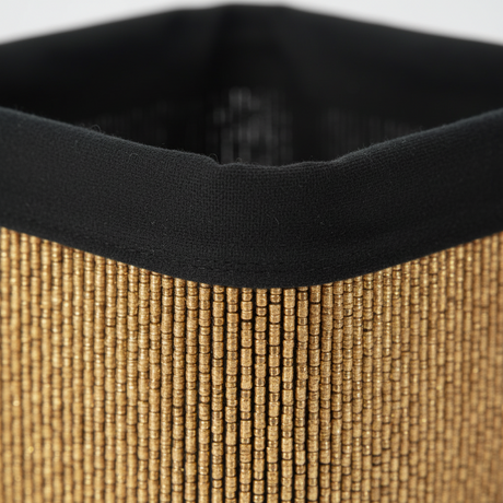 Sort linfôr i bambuskurv, nordisk design med naturmaterialer"

