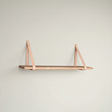 Forno vegghylle 120 cm i naturtre med brune skinnstropper montert på vegg