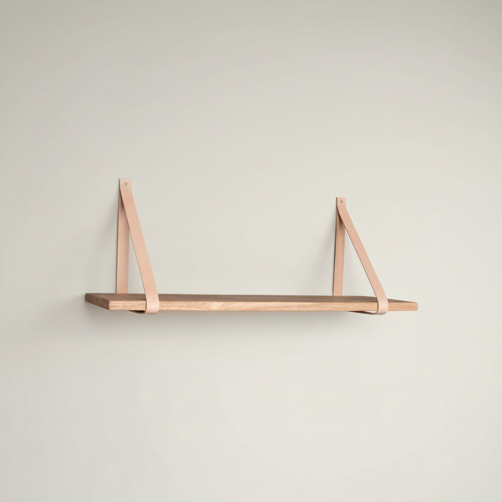 Forno vegghylle 120 cm i naturtre med brune skinnstropper montert på vegg