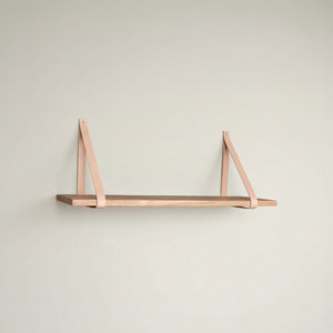 Forno vegghylle 120 cm i naturtre med brune skinnstropper montert på vegg