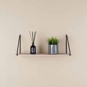 Arnhem vegghylle i tre med sort metallramme 65 cm montert på lys vegg