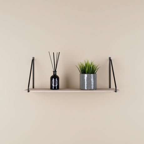 Arnhem vegghylle i tre med sort metallramme 65 cm montert på lys vegg