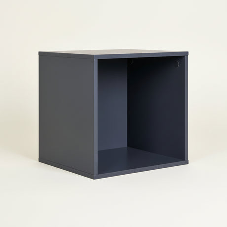 Vegghylle i tre brukt med dekor
