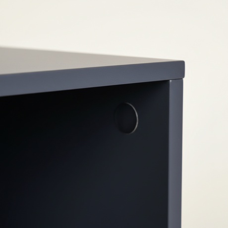 Liten kubeshylle i tre veggmontert
