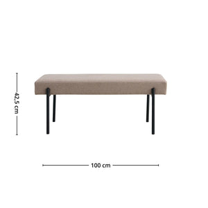 Skandinavisk benk med slitesterkt trekk og minimalistisk ramme.